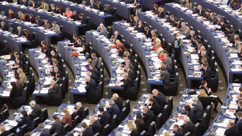 De acordo com a projeção do Politico, haverá uma maioria 467 deputados provenientes de partidos pró-UE, contra 257 que são eurocéticos