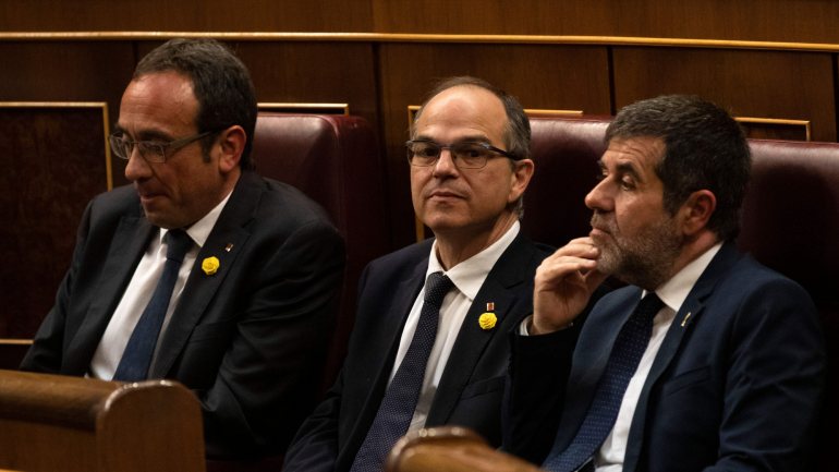 Os três deputados do partido Juntos pela Catalunha que se encontram em prisão preventiva tomaram posse esta terça-feira. A partir da esquerda: Josep Rull, Jordi Turull e Jordi Sanchez