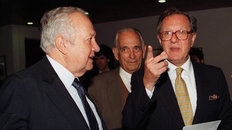 Raúl Morodo (à direita) acompanhado do seu amigo Mário Soares (à esquerda) e de Adriano Moreira (ao centro), em 1997, quando era embaixador de Espanha em Portugal