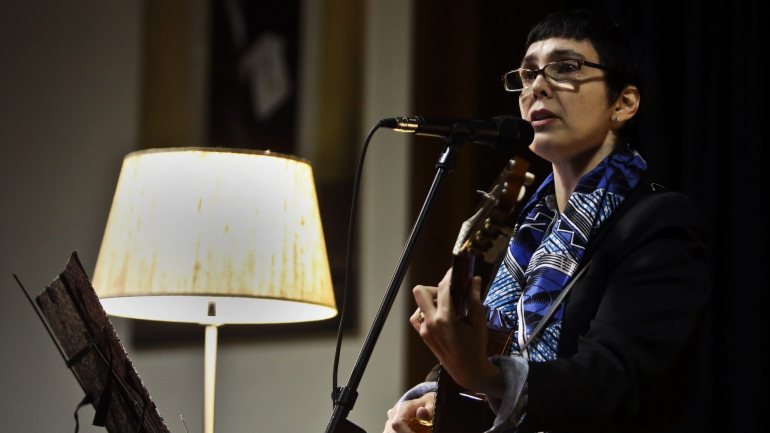 A cantora de 53 anos vive atualmente entre Coimbra e Rio de Janeiro