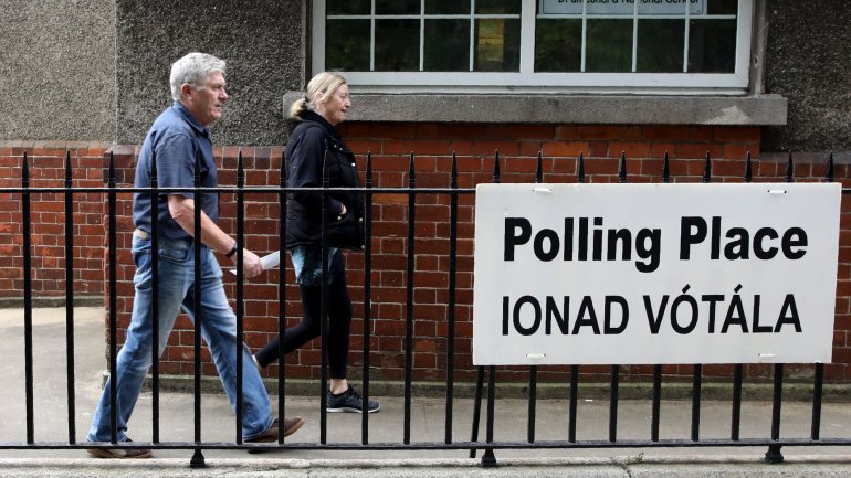 Eleitores numa assembleia de voto na Irlanda