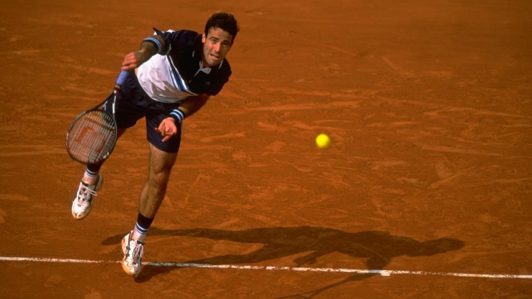 Alex Corretja derrotou em dois anos seguidos Roger Federer em Roland Garros, quando o jogo do suíço estava ainda a ser trabalhado