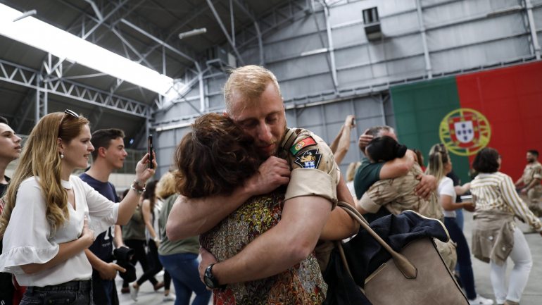 As duas psicólogas do Centro de Psicologia Aplicada do Exército observavam aquele militar, incentivando-o a não conter a emoção no reencontro com a família