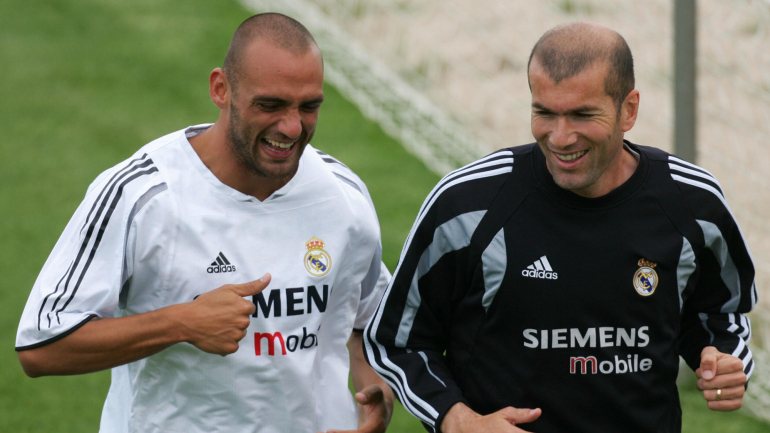 Raúl Bravo num treino do Real Madrid com Zidane, atual treinador dos merengues que decidiu a Liga dos Campeões de 2002