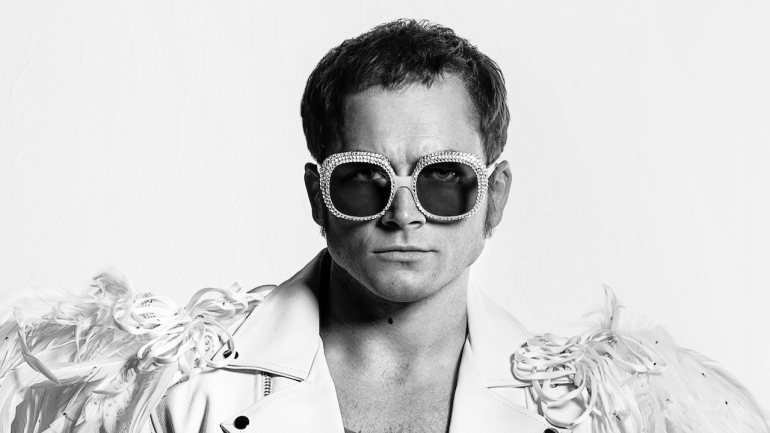 Taron Egerton é o protagonista, é ele que interpreta Elton John e é ele que canta
