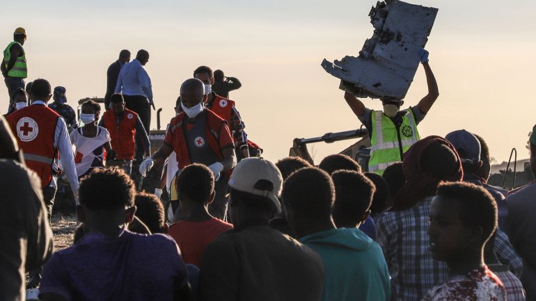 Os destroços do acidente com um avião da Ethiopian Airlines que causou a morte de 157 pessoas, no dia 10 de março