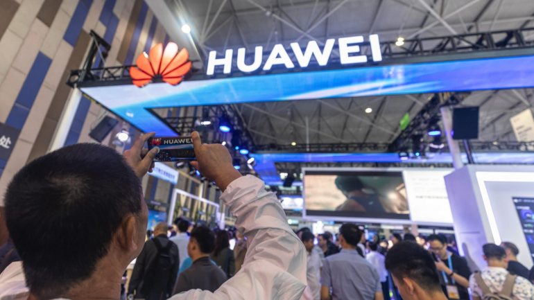 O bloqueio à Huawei pelos Estados Unidos da América foi imposto a 16 de maio de 2019