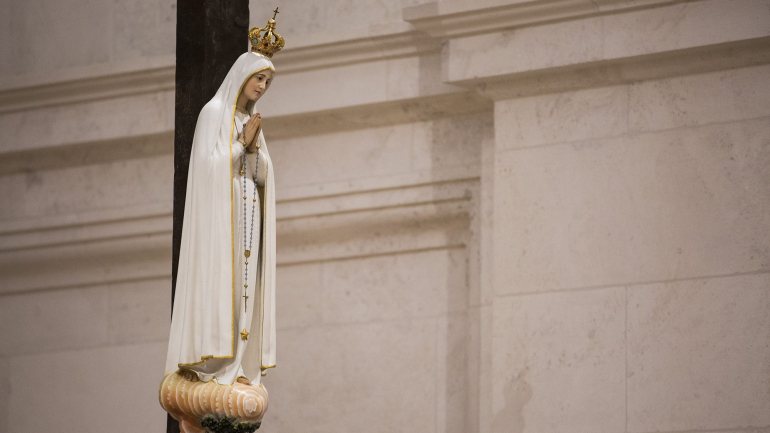 O santuário de Fátima tem doze imagens peregrinas de Nossa Senhora que circulam habitualmente pelo mundo em peregrinação