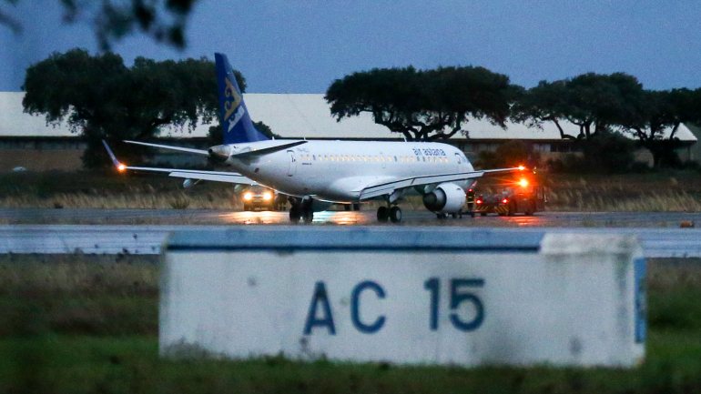 A aterragem do avião causam ferimentos aos seis tripulantes que iam abordo