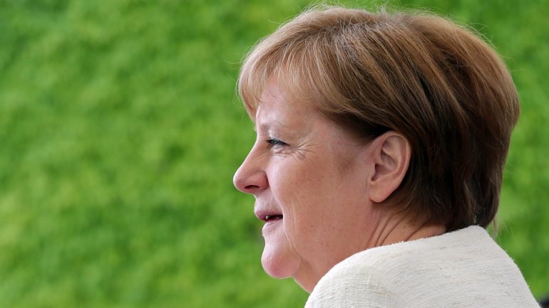 Merkel manteve a ideia de completar o quarto mandato no poder, saindo apenas em 2021