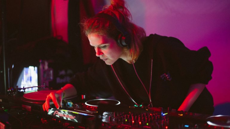 Inês Coutinho, mais conhecida como DJ Violet, é uma das criadoras portuguesas cuja carreira a SoundCloud diz ter ajudado
