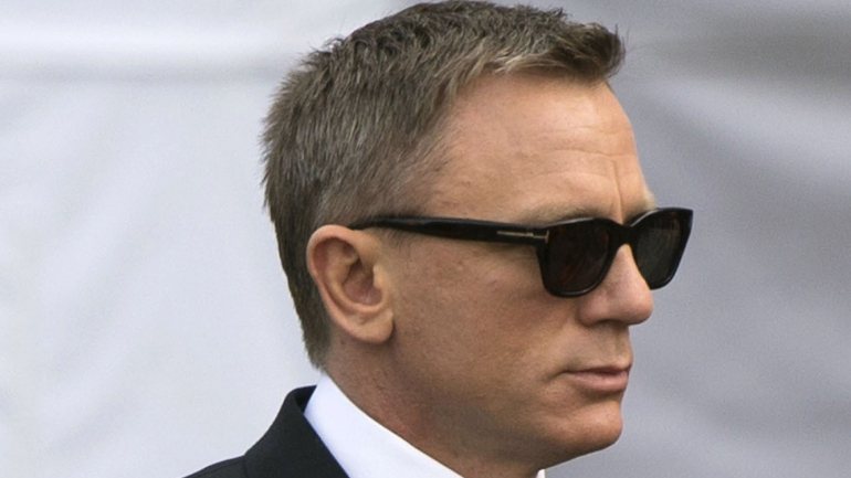 Daniel Craig já se tinha lesionado gravemente na gravação de uma cena de corrida na Jamaica. Teve de ser operado ao tornozelo e recuperar durante duas semanas.