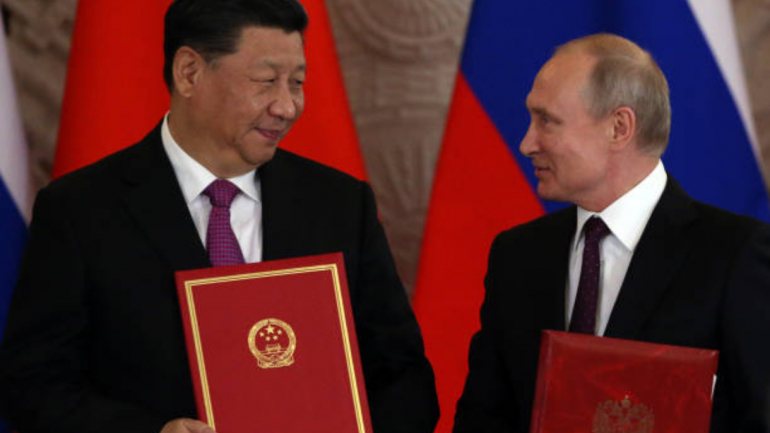 O acordo foi assinado numa reunião entre o presidente chinês e o chefe de Estado russo em Moscovo