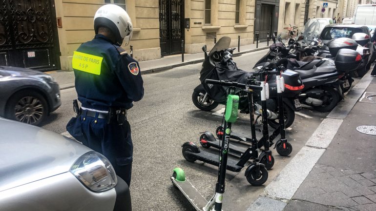 O estacionamento de trotinetes em passeios vai passar a ser proibido — e cada remoção vai custar 45 euros às operadoras