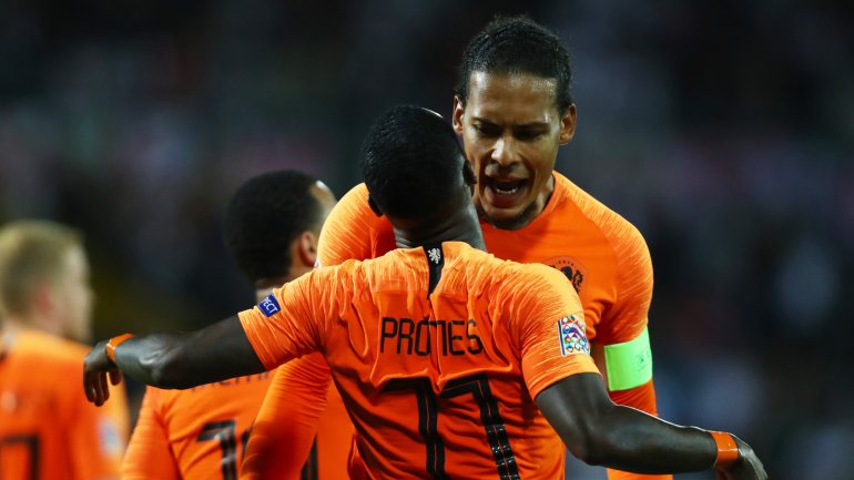 Van Dijk comemora com Promes o terceiro golo da Holanda que sentenciou a vitória frente à Inglaterra em Guimarães