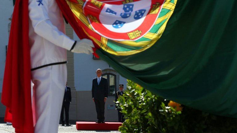 O Presidente da República, Marcelo Rebelo de Sousa, canta o Hino Nacional, durante a Cerimónia Militar do Içar da Bandeira Nacional, no âmbito das comemorações oficiais do Dia de Portugal, de Camões e das Comunidades Portuguesas, em Portalegre