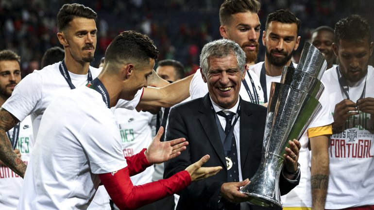 Cristiano Ronaldo, o capitão, entrega o troféu a Fernando Santos, o treinador: Portugal venceu a primeira edição da Liga das Nações