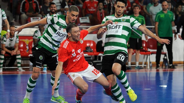 Erick e Alex disputam bola com Fernandinho: jogo 3 da final de futsal sorriu ao Benfica, que ficou apenas a uma vitória do título