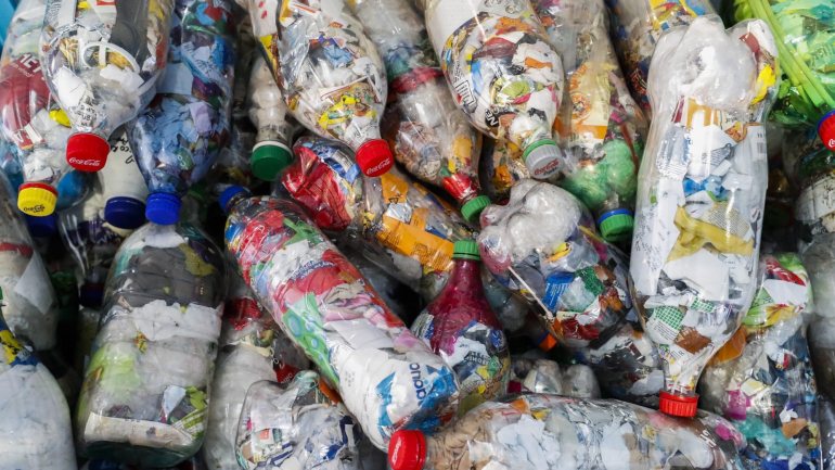 Os microplásticos têm origem em produtos maiores que se degradam pelo meio ambiente