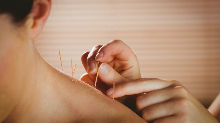 Não está demonstrado que a acupuntura seja eficaz no tratamento da dor crónica nas costas, pescoço e ombros