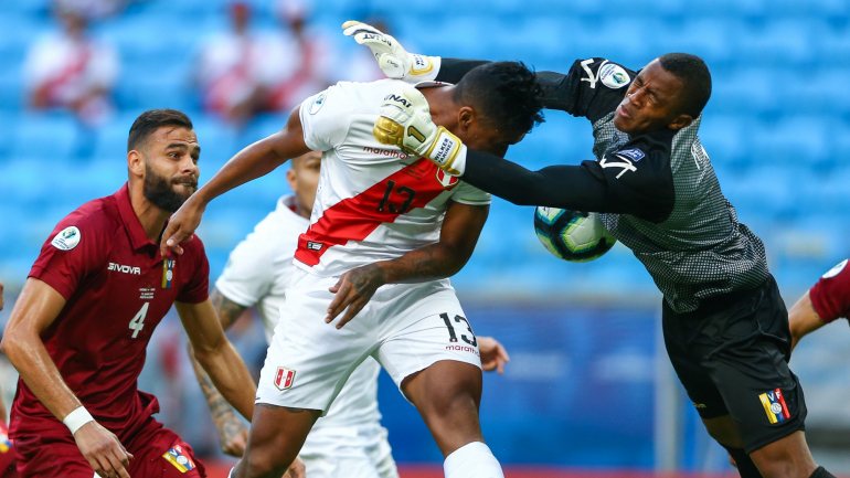 Faríñez viu o VAR anular dois golos ao Peru mas esteve em destaque com cinco grandes intervenções que seguraram o nulo para a Venezuela
