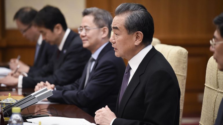 O ministro dos Negócios Estrangeiros chinês, Wang Yi, disse que o aumento da pressão apenas &quot;agravará a crise&quot;