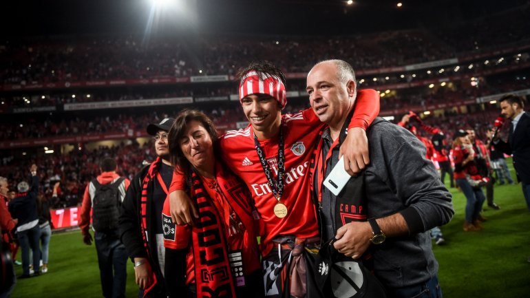 João Félix com os pais no relvado do Estádio da Luz, após a conquista do Campeonato pelo Benfica a meio de maio