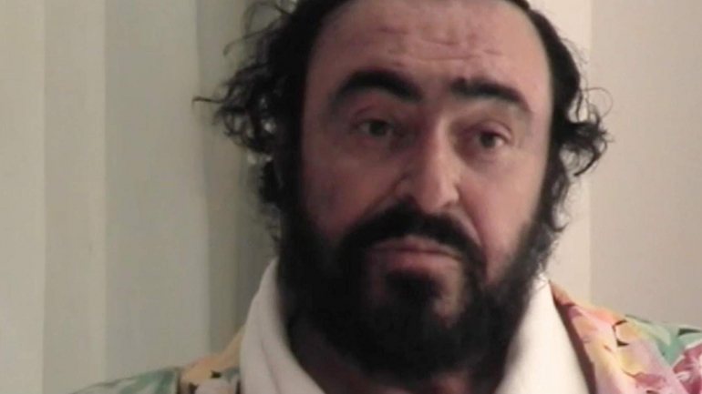 Luciano Pavarotti pensativo num momento do documentário biográfico &quot;Pavarotti&quot;, realizado por Ron Howard
