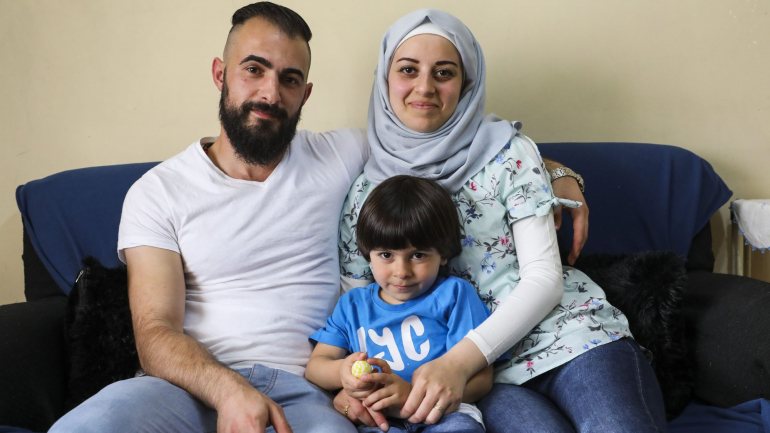 Esta família integrou um programa de recolocação de refugiados da União Europeia, lançado em setembro de 2015
