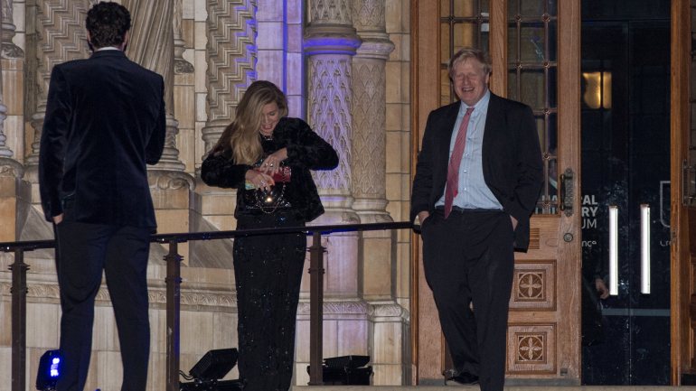 Boris Johnson, 55, e Carrie Symonds, 31, em fevereiro do ano passado, à saída de um evento do Partido Conservador