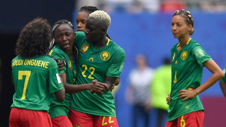 As jogadoras da seleção dos Camarões estavam inconsoláveis depois de o VAR considerar legal o segundo golo das inglesas