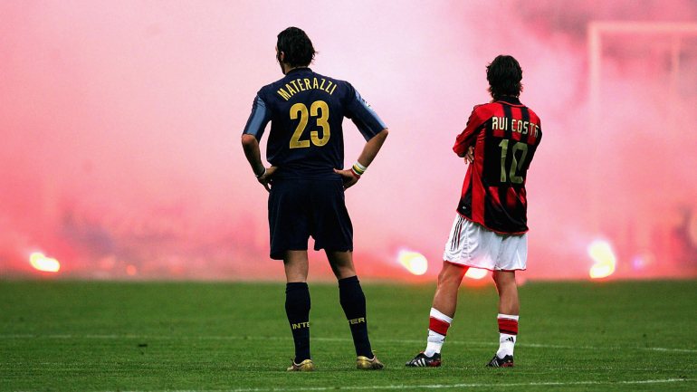 Materazzi e Rui Costa, em abril de 2005, à espera de que o jogo da segunda mão dos quartos de final da Liga dos Campeões recomece
