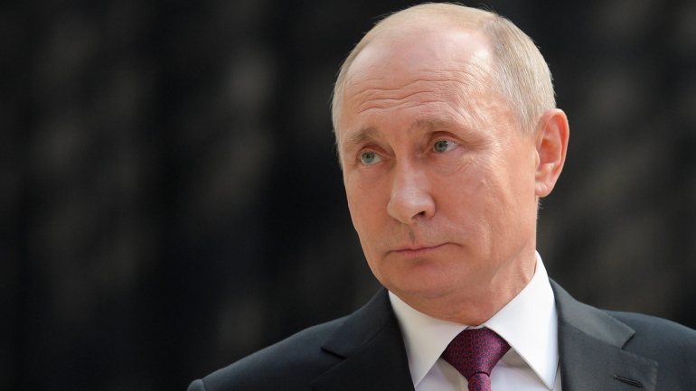 A União Europeia sanciona o executivo de Vladimir Putin, considerando a anexação da Crimeia uma “violação do direito internacional”