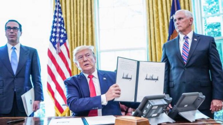 Donald Trump assinou a imposição das sanções esta segunda-feira na Sala Oval da Casa Branca
