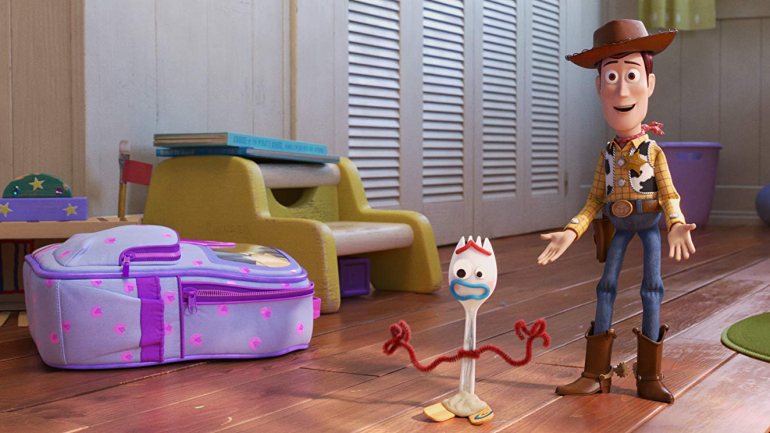 Woody (Tom Hanks) apresenta o atarantado Garfy (Tony Hale) aos restantes brinquedos em &quot;Toy Story 4&quot;