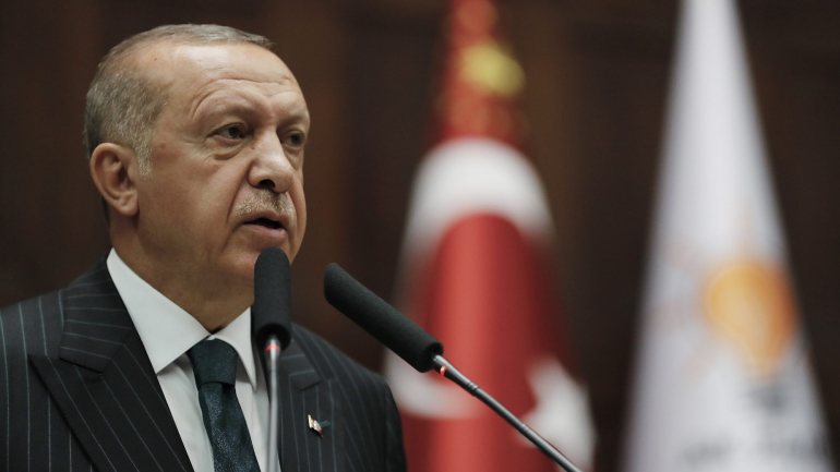 &quot;Em linha com o nosso conhecimento político, nós não podemos estar zangados ou guardar ressentimentos ou culpar o povo&quot;, declarou Erdogan