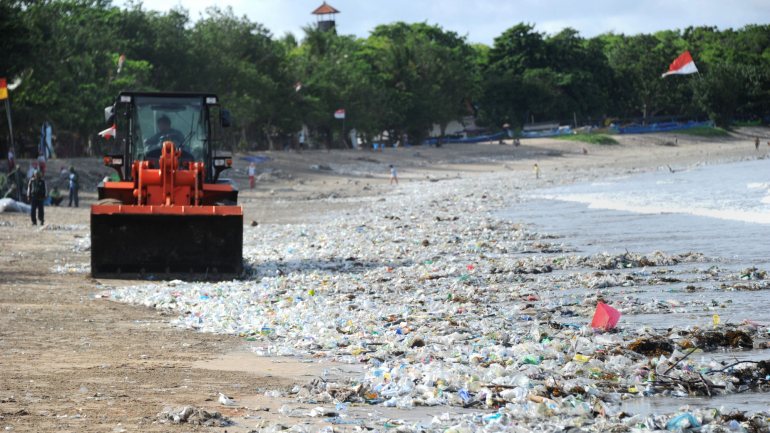 Toneladas de resíduos de plástico cobrem muitos areais da ilha de Bali