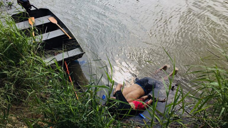 A fotografia dos corpos de pai e filha, de cara para baixo, mostra a dura realidade da crise migratória que tem afetado a fronteira do sul dos Estados Unidos