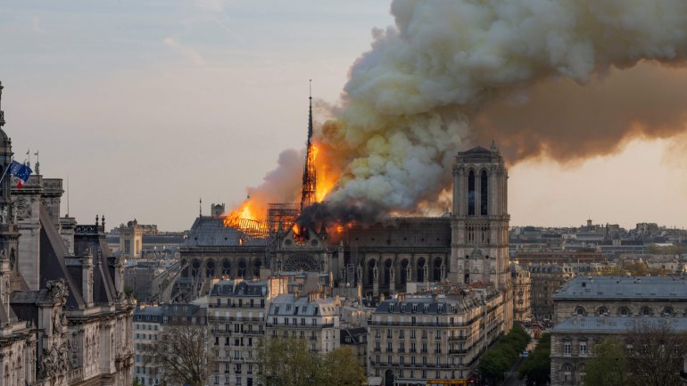 O telhado e o pináculo da catedral de Notre-Dame arderam no dia 15 de abril