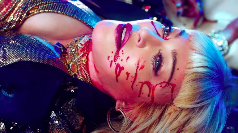 &quot;God Control&quot; é o novo single de Madonna. No vídeo, a cantora chama a atenção para o controlo de armas nos Estados Unidos e mostra uma obra de uma artista portuguesa