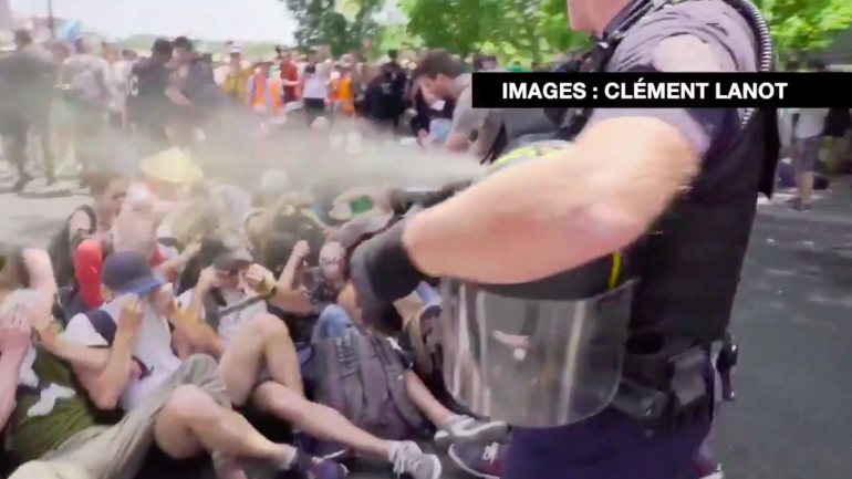 Em França, a polícia pode usar o gás pimenta após fazer um primeiro aviso