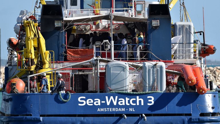 O Sea-Watch é comandado por Carola Rackete, uma alemã de 31 anos, que foi detida este sábado