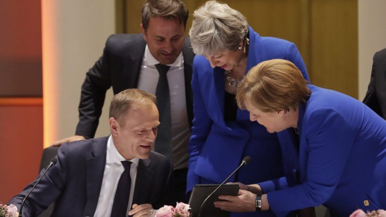 Donald Tusk, presidente do Conselho Europeu, suspendeu os trabalhos e iniciou negociações bilaterais com os líderes europeus