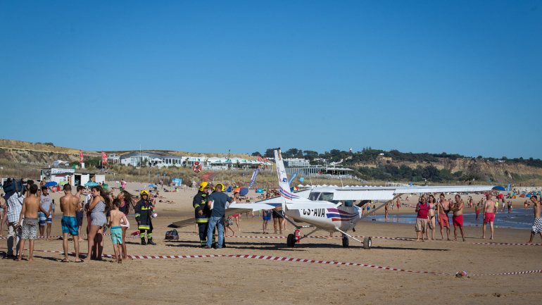 A avioneta Cessna 152 CS-AVA, no areal da praia de São João da Caparica, depois da aterragem de emergência