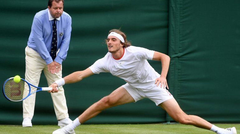 Stefanos Tsitsipas, sexto do ranking mundial, foi afastado esta segunda-feira na primeira ronda de Wimbledon