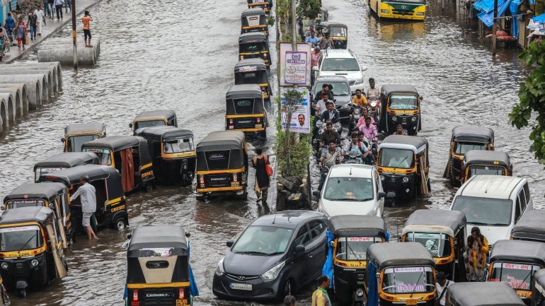 As fortes chuvas inundaram estradas e caminhos de ferro, com milhares de passageiros retidos nas estações de comboio