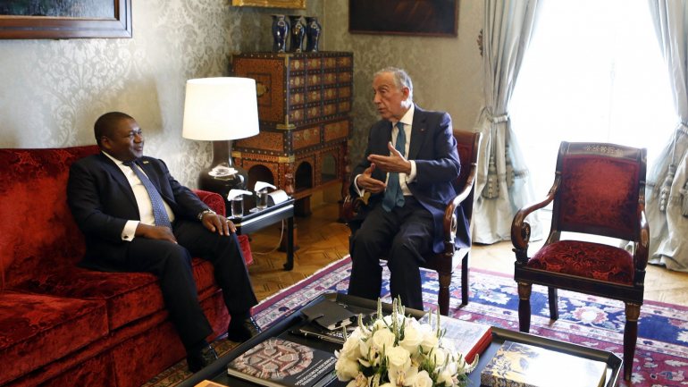 Filipe Nyusi iniciou esta terça-feira uma visita oficial de quatro dias a Portugal e foi recebido pelo chefe de Estado português em Belém
