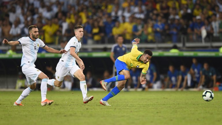 Gabriel Jesus apontou assim o golo inaugural do clássico onde o Brasil acertou duas vezes na baliza e a Argentina atirou duas vezes aos postes