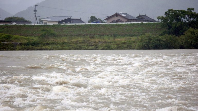 Prevê-se que possam cair 350 milímetros de chuva por metro quadrado até quinta-feira de manhã, em Kahoshima
