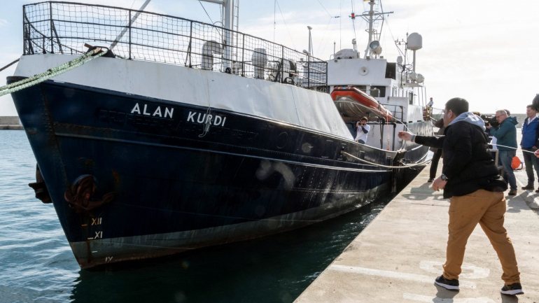 A tripulação do barco recusou uma oferta da guarda costeira líbia para atracar no porto de Sawija